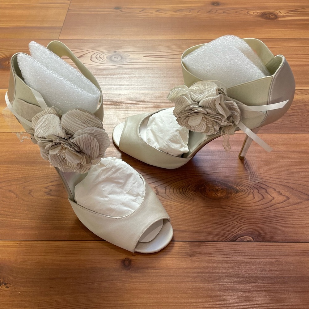 Stuart Weitzman Bodabing Ivory Satin Flower Appliqué Heels Peep Toe Stiletto 11